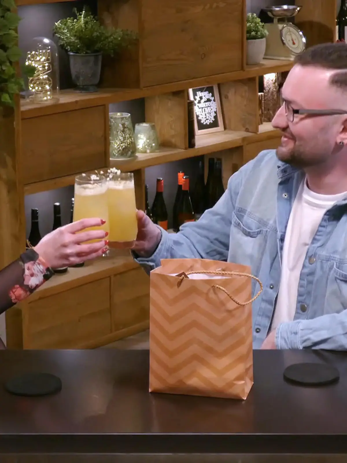 Bild zu: "Ayleen wirkt unnahbar – kommt Simon trotzdem an sie ran?"