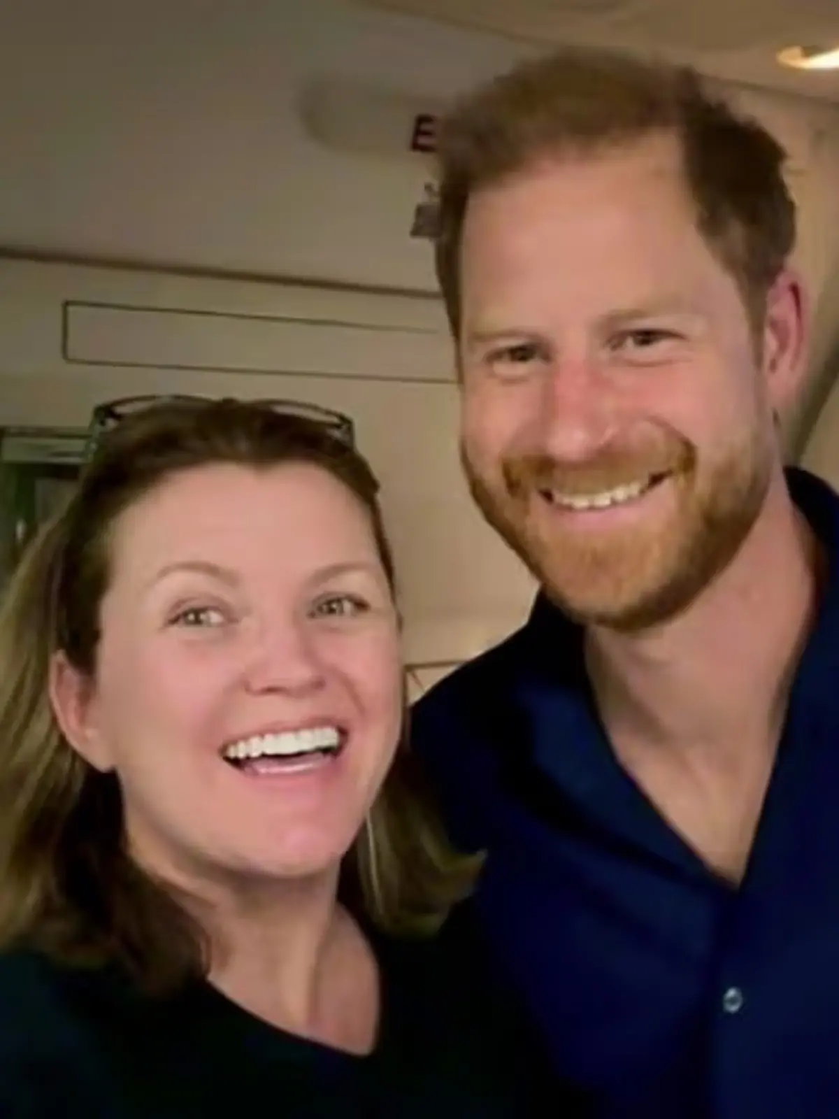 Prinz Harry spendet fremder Frau im Flugzeug Trost