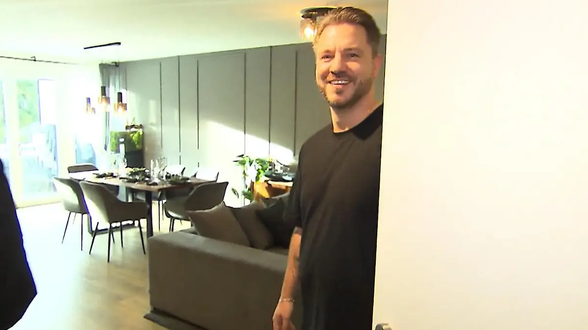 Das perfekte Dinner: Gastgeber Daniel empfängt das Kamerateam an der Wohnungstür