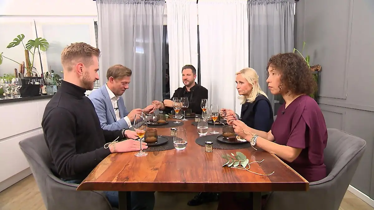 Das perfekte Dinner: Alle fünf Kandidatin sitzen beim Dessert an einem Esstisch