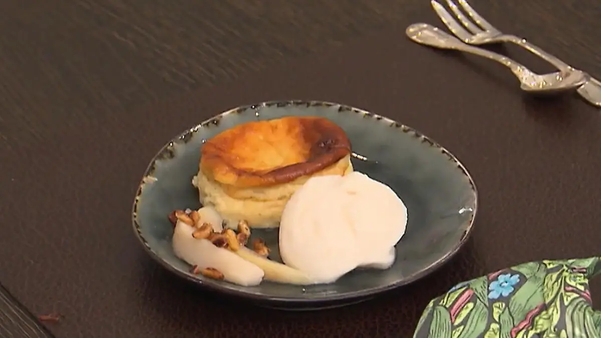 Das perfekte Dinner: Kleiner Käsekuchen mit Sorbet auf einem schwarzen Teller