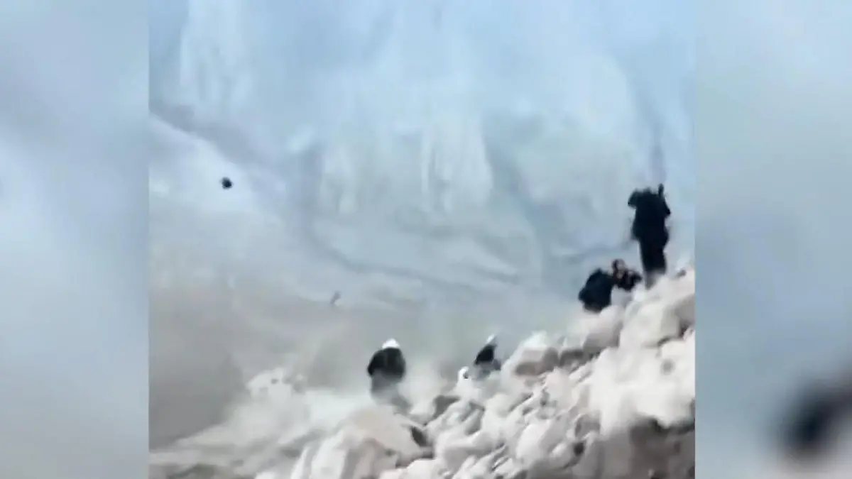 Trotz Warnung! Touristen besteigen aktiven Vulkan – dann bricht er vor ihnen aus Lebensgefahr am Santiaguito in Guatemala