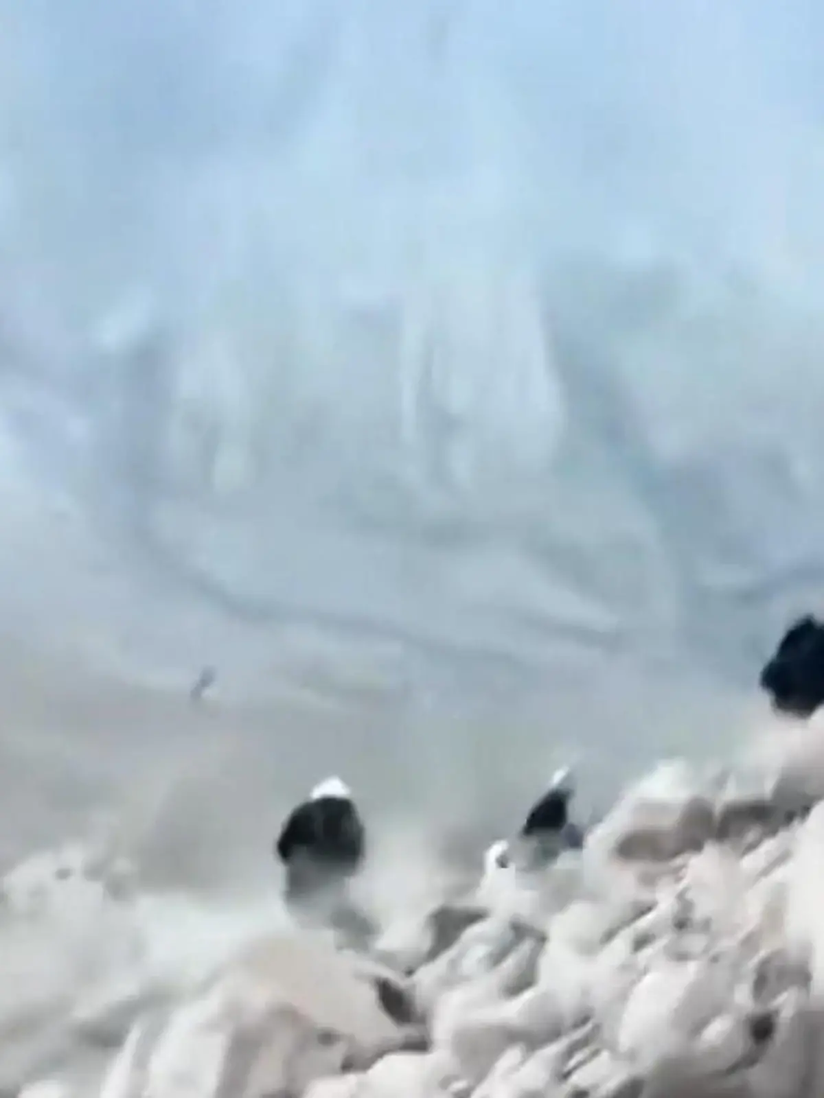 Bild zu: "Trotz Warnung! Touristen besteigen aktiven Vulkan – dann bricht er vor ihnen aus"