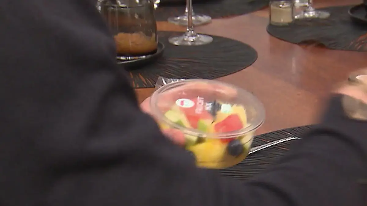 Das perfekte Dinner: In Plastik verpackter Obstsalat aus dem Supermarkt auf einem Dinner-Tisch