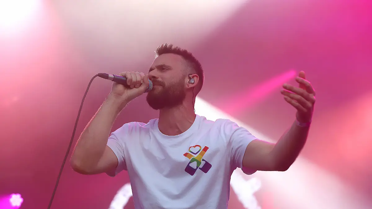 Roman Lob mit seiner Band Stadtrand im Sommer 2025