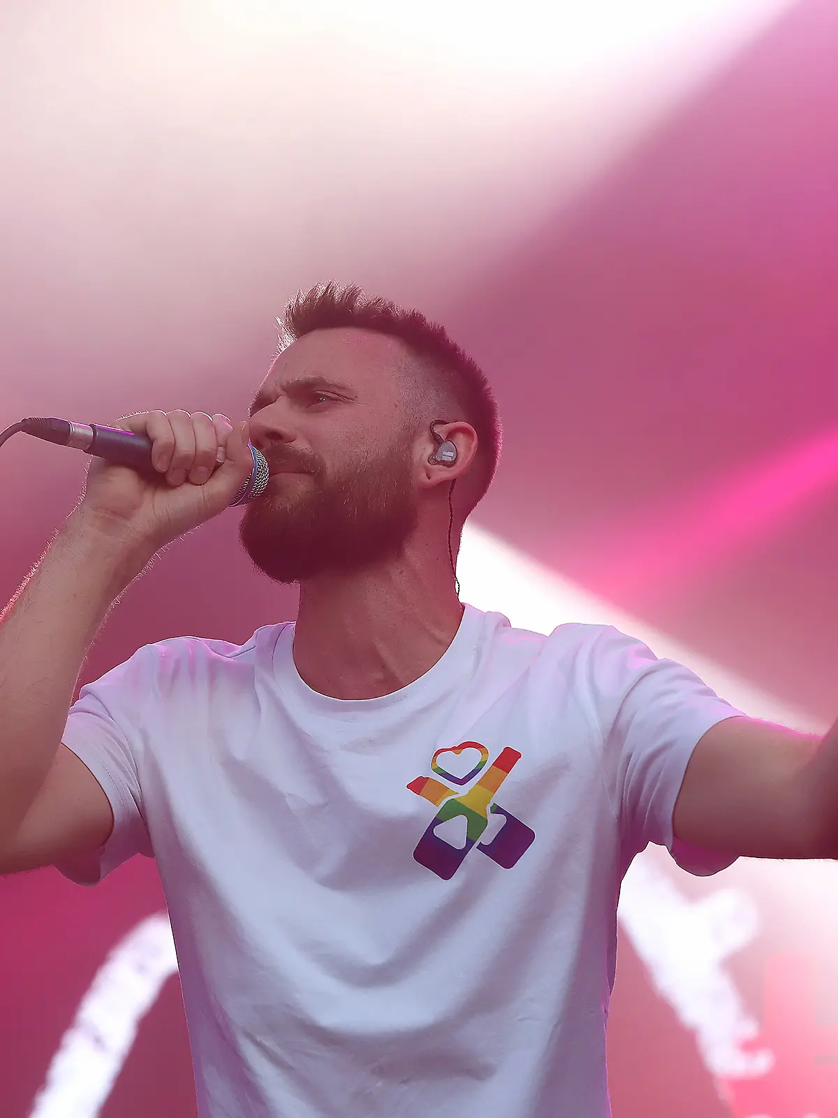 Roman Lob mit seiner Band Stadtrand im Sommer 2025