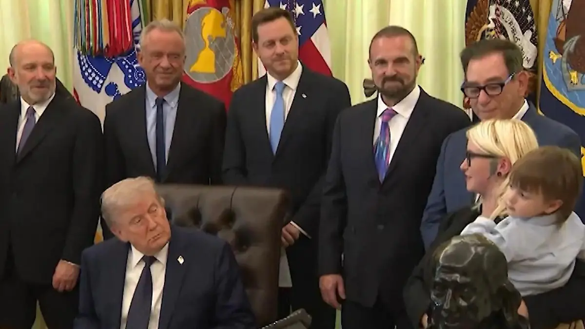 Keine Augen auf Trump! Zweijähriger stiehlt US-Präsident mit DIESER Aktion die Show Während Pressekonferenz im Oval Office