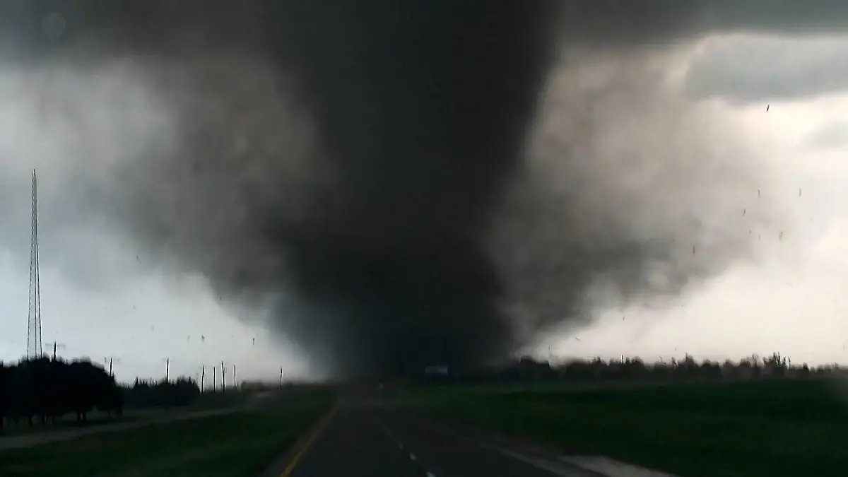 Riesiger Tornado verwüstet Stadt – 50.000 Einwohner eingeschlossen! Mit 250 km/h durch Oklahoma