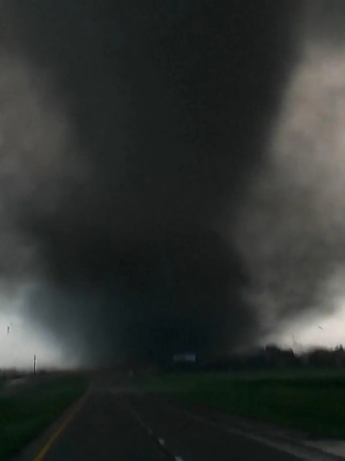 Bild zu: "Riesiger Tornado verwüstet Stadt – 50.000 Einwohner eingeschlossen!"