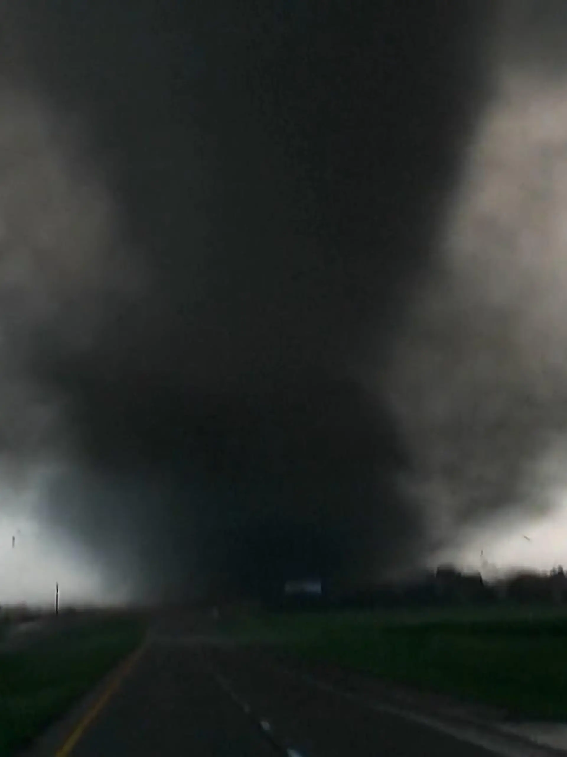 Bild zu: "Riesiger Tornado verwüstet Stadt – 50.000 Einwohner eingeschlossen!"