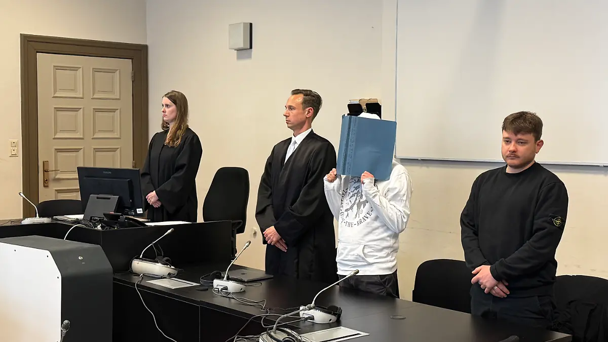 Vor Gericht zeigt sich Dennis H. geständig und reuig. Die Urteilsbegründung nahm er jedoch regungslos auf.