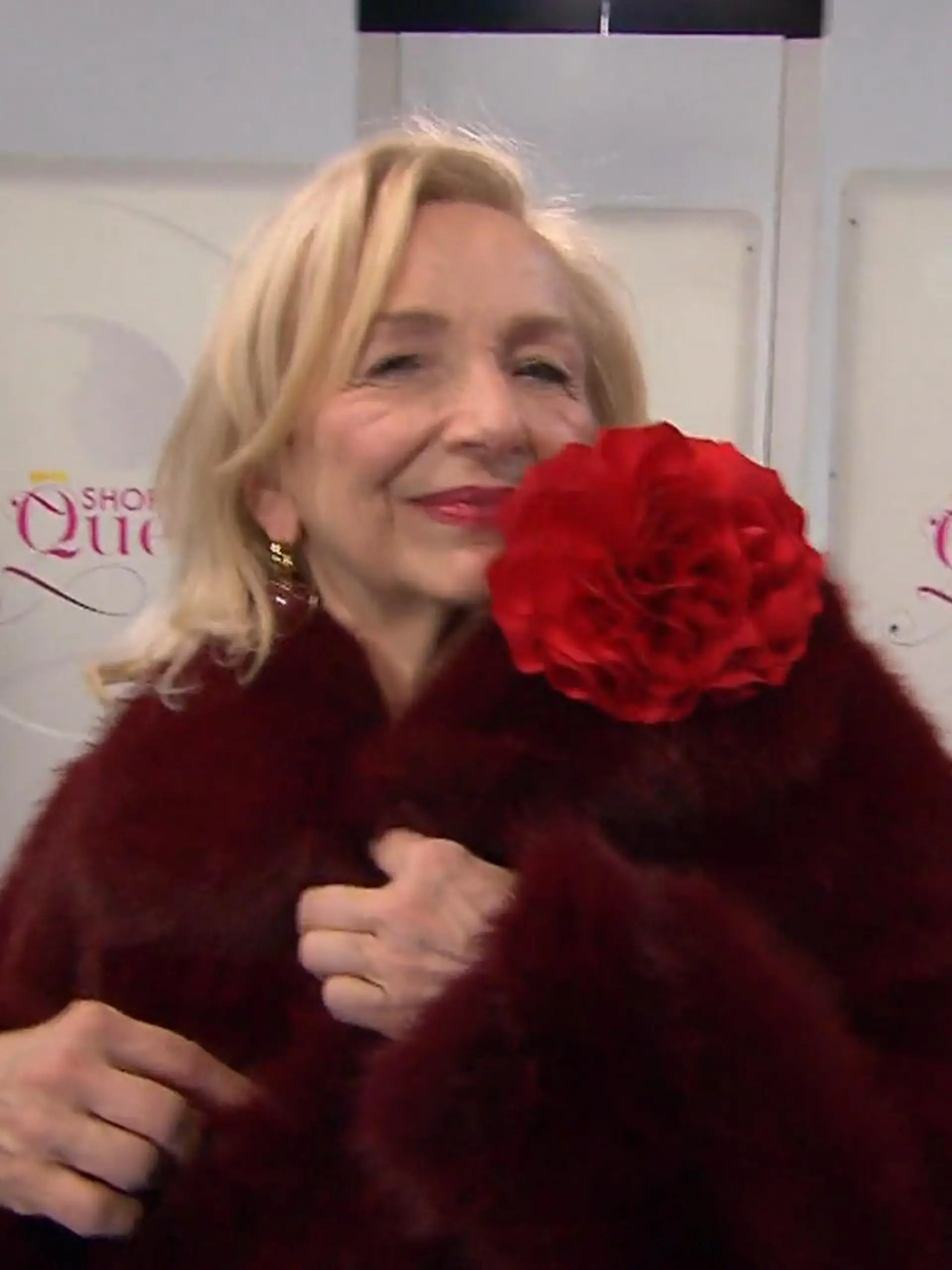 Bild zu: "Doris als 'Lady in red' auf dem Laufsteg"