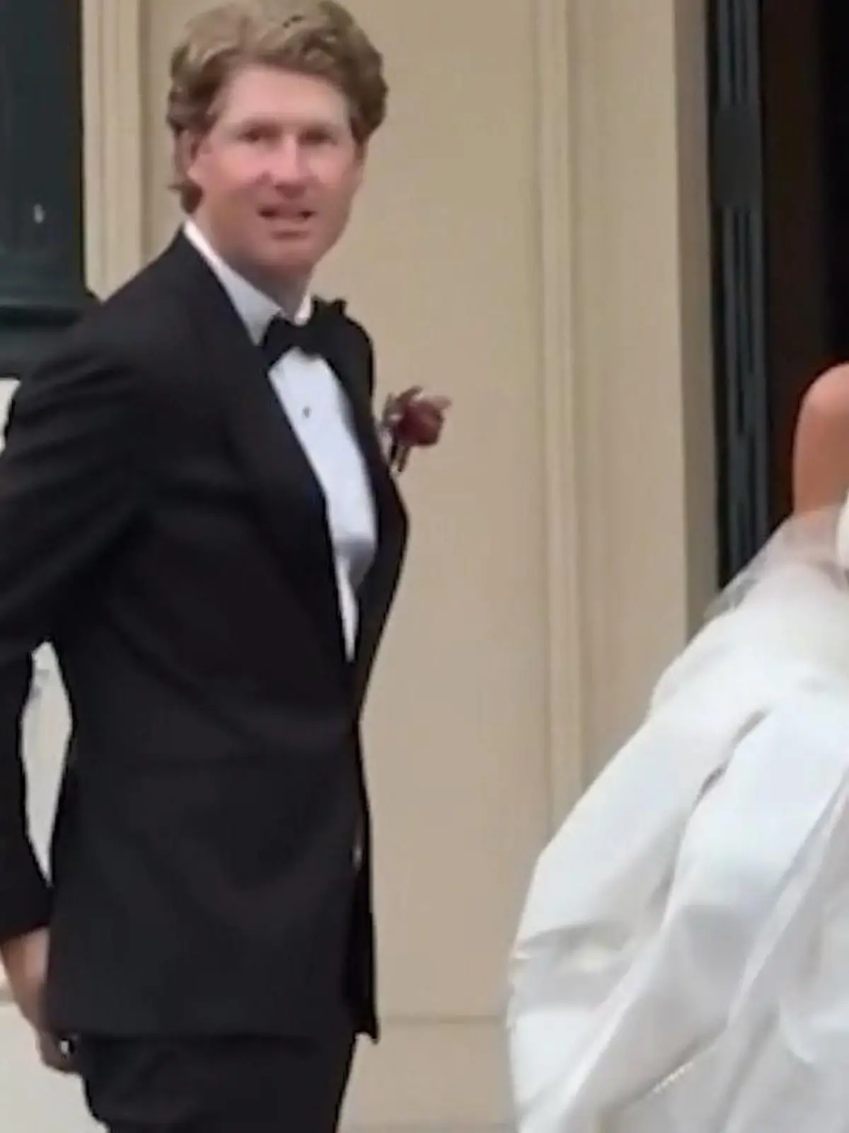 Bild zu: "Das geht in die Hose! Peinlich-Panne für Bräutigam bei Hochzeits-Shooting"