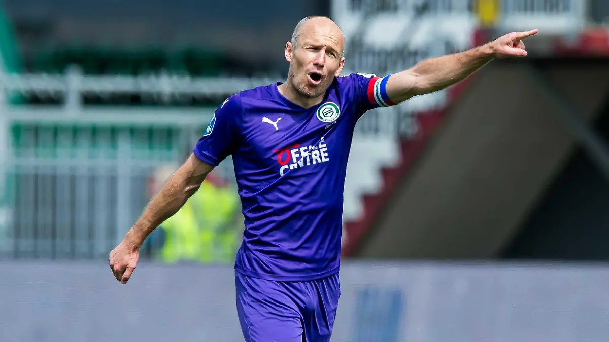 ARCHIV - 09.05.2021, Niederlande, Emmen: Fußball, Ehrendivision, Niederlande, Hauptrunde, 32. Spieltag, FC Emmen - FC Groningen: Arjen Robben vom FC Groningen gestikuliert während des Spiels.     (zu dpa "Arjen Robben lässt Zukunft weiter offen") Foto: Cor Lasker/ANP/dpa +++ dpa-Bildfunk +++