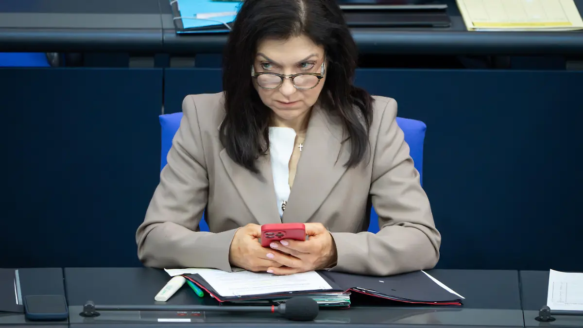 Katherina Reiche, Bundesministerin fuer Wirtschaft und Energie blickt nach oben mit Brille auf der Regierungsbank bei der 74. Sitzung des Deutschen Bundestag in Berlin, 24.04.2026