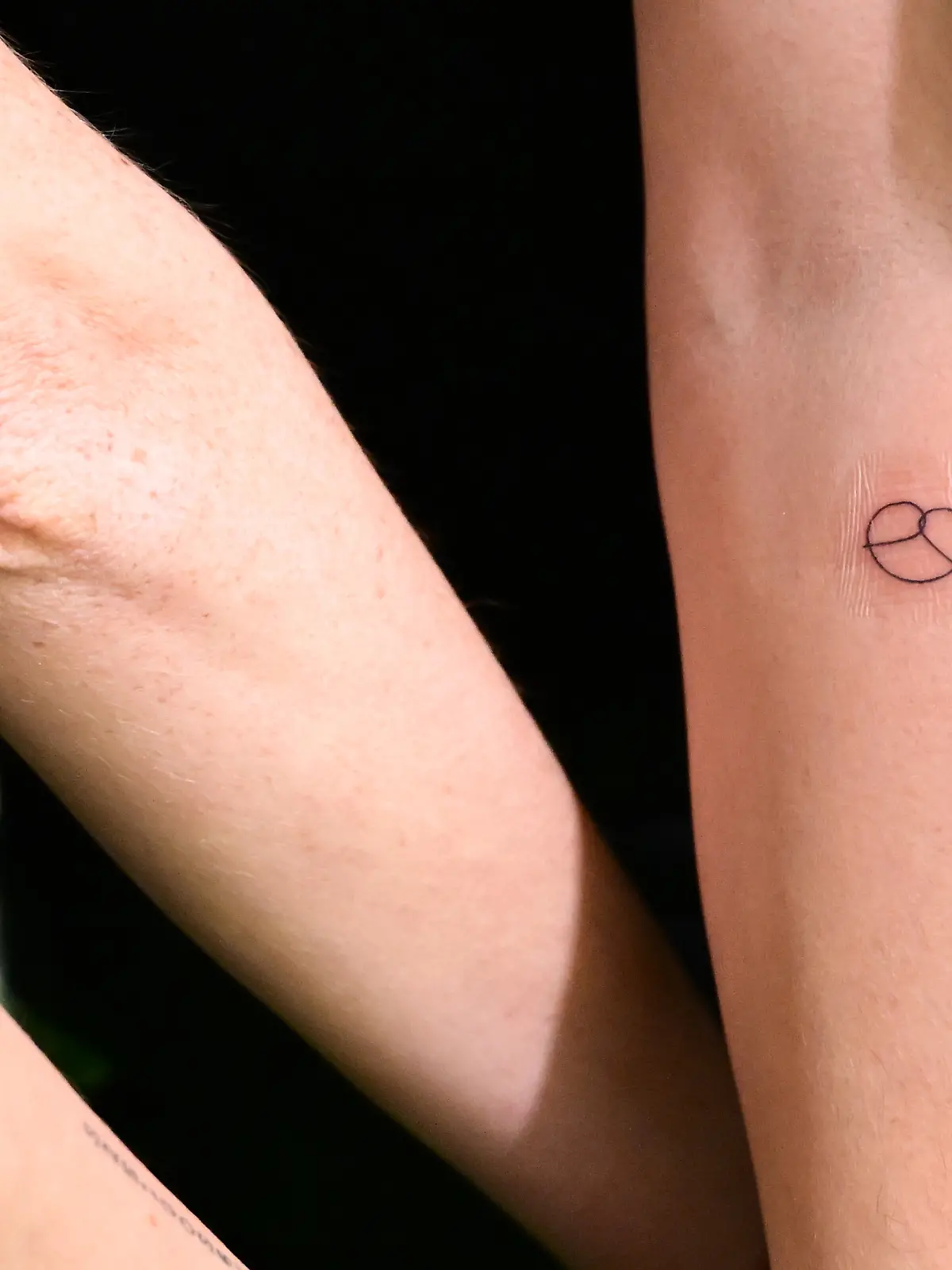 Wahlkampfhelfer der Partei Bündnis 90/Die Grünen zeigen bei der Wahlpartie der Partei frische Tattoos von Brezel auf ihren Armen. Die Wahlhelfer hatten nach eigenen Angaben in der Wahlkampfzeit so viele Brezeln verzehrt, das sie als Erinnerung an die Wahlkampfzeit das Tattoo stechen ließen. Am 8. März fand in Baden-Württemberg die Landtagswahl statt. +++ dpa-Bildfunk +++