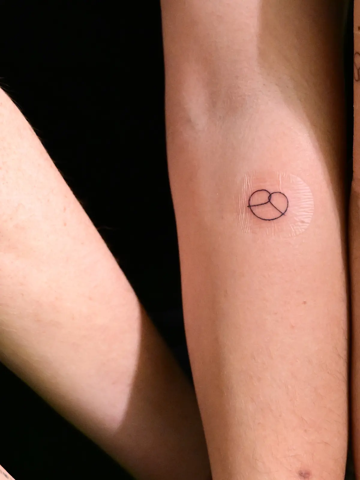 Wahlkampfhelfer der Partei Bündnis 90/Die Grünen zeigen bei der Wahlpartie der Partei frische Tattoos von Brezel auf ihren Armen. Die Wahlhelfer hatten nach eigenen Angaben in der Wahlkampfzeit so viele Brezeln verzehrt, das sie als Erinnerung an die Wahlkampfzeit das Tattoo stechen ließen. Am 8. März fand in Baden-Württemberg die Landtagswahl statt. +++ dpa-Bildfunk +++