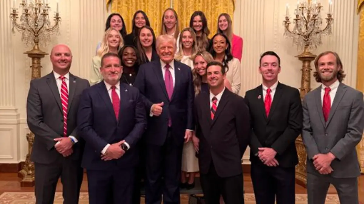 Donald Trump posiert mit einem amerikanischen Frauen-Tennisteam