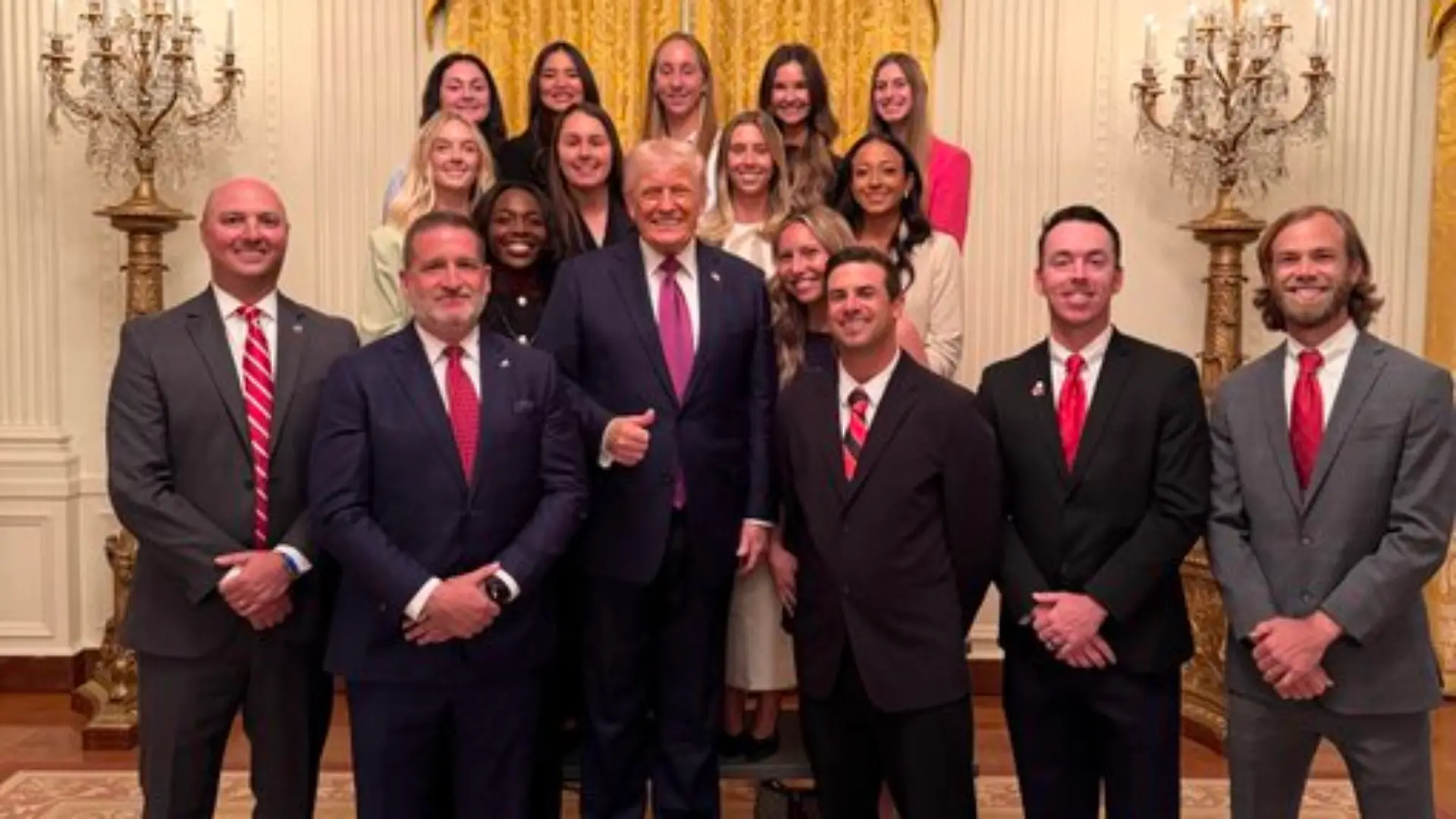 Donald Trump posiert mit einem amerikanischen Frauen-Tennisteam