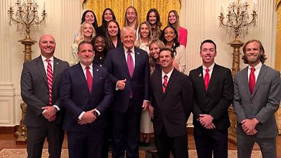 Donald Trump posiert mit amerikanischem Frauen-Tennisteam – leider ist es kaum zu sehen