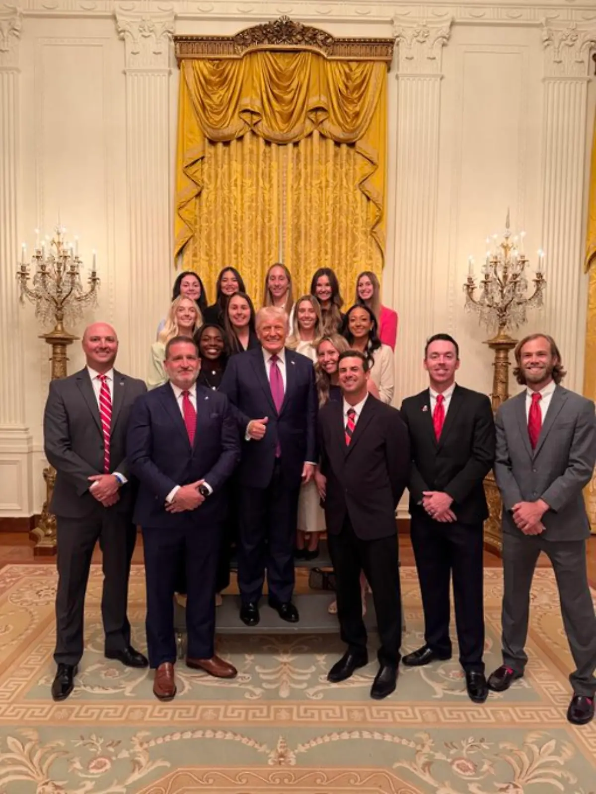 Donald Trump posiert mit einem amerikanischen Frauen-Tennisteam