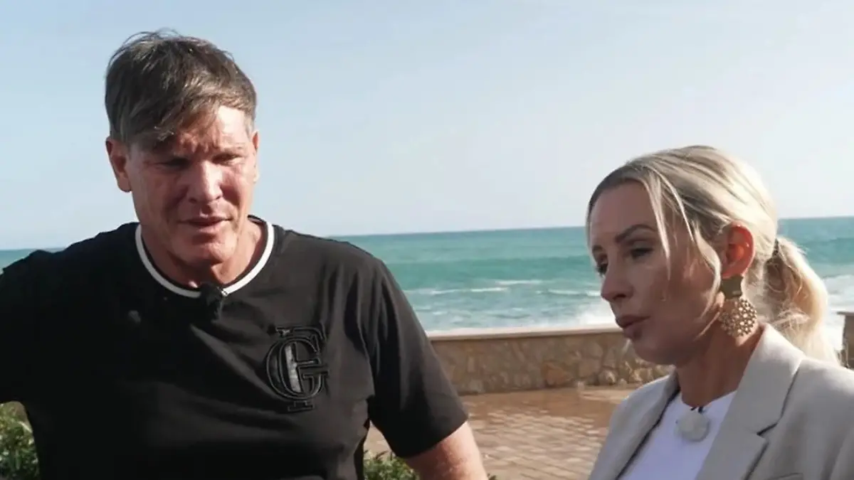 Peggy und Jeff stehen an der Strandpromenade.