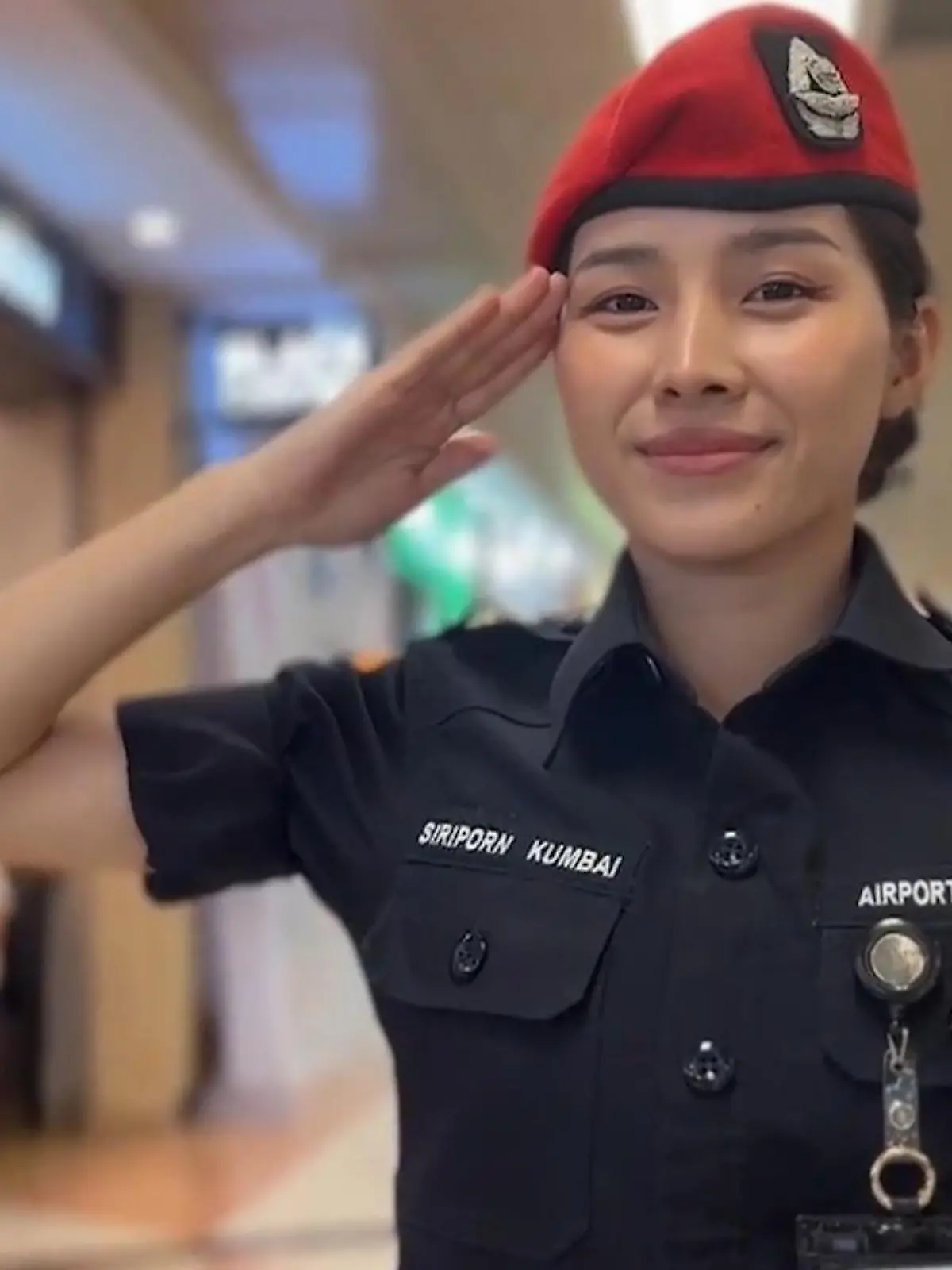 Bild zu: "Zu sexy für ihren Job? „Flughafen-Engel" wird berühmt – wegen ihres Aussehens!"