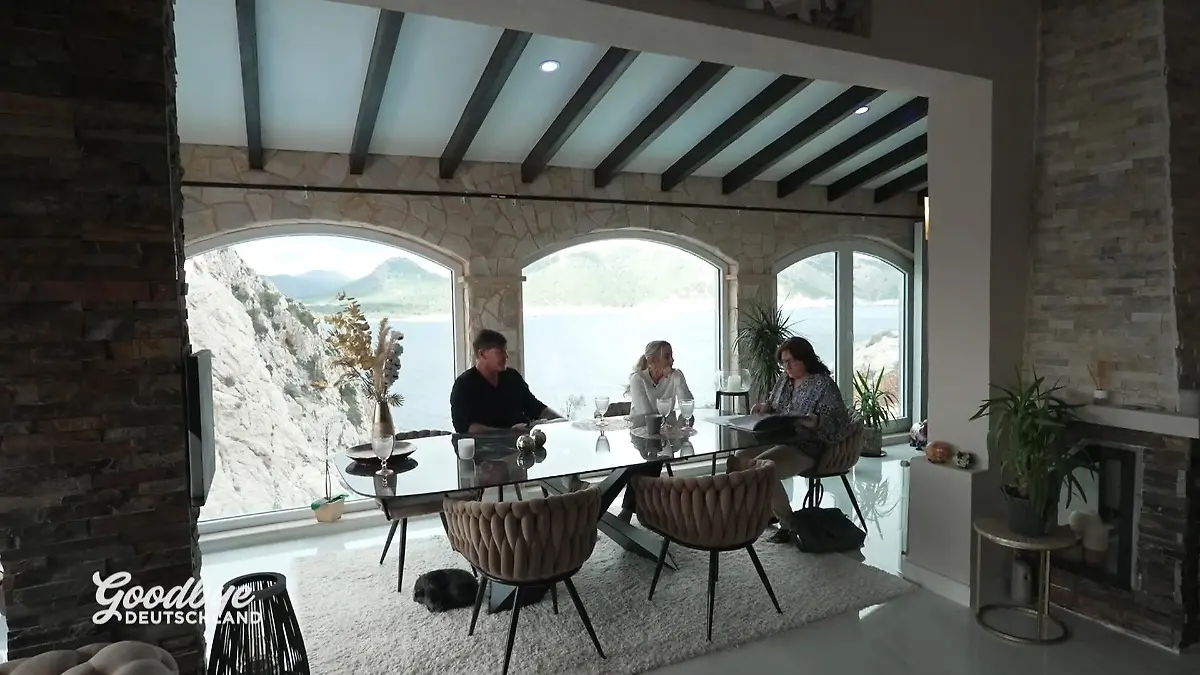 Steff, Peggy und die Hochzeitsplanerin sitzen am Tisch.