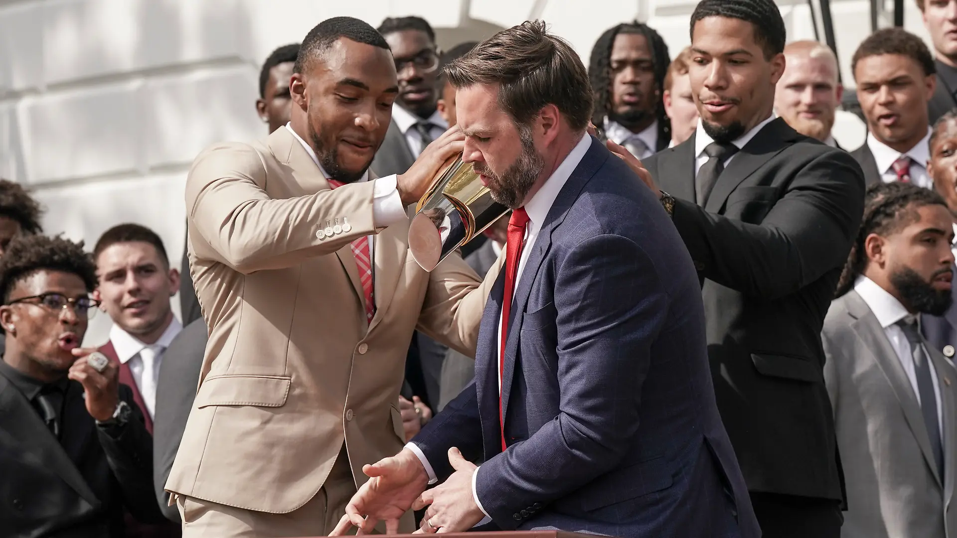 TreVeyon Henderson fängt die Trophäe gerade noch auf