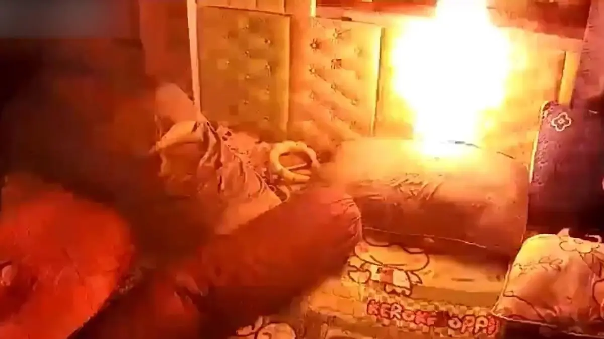 Während Kinder schlafen! Powerbank explodiert neben Kopfkissen Bett steht sofort in Flammen