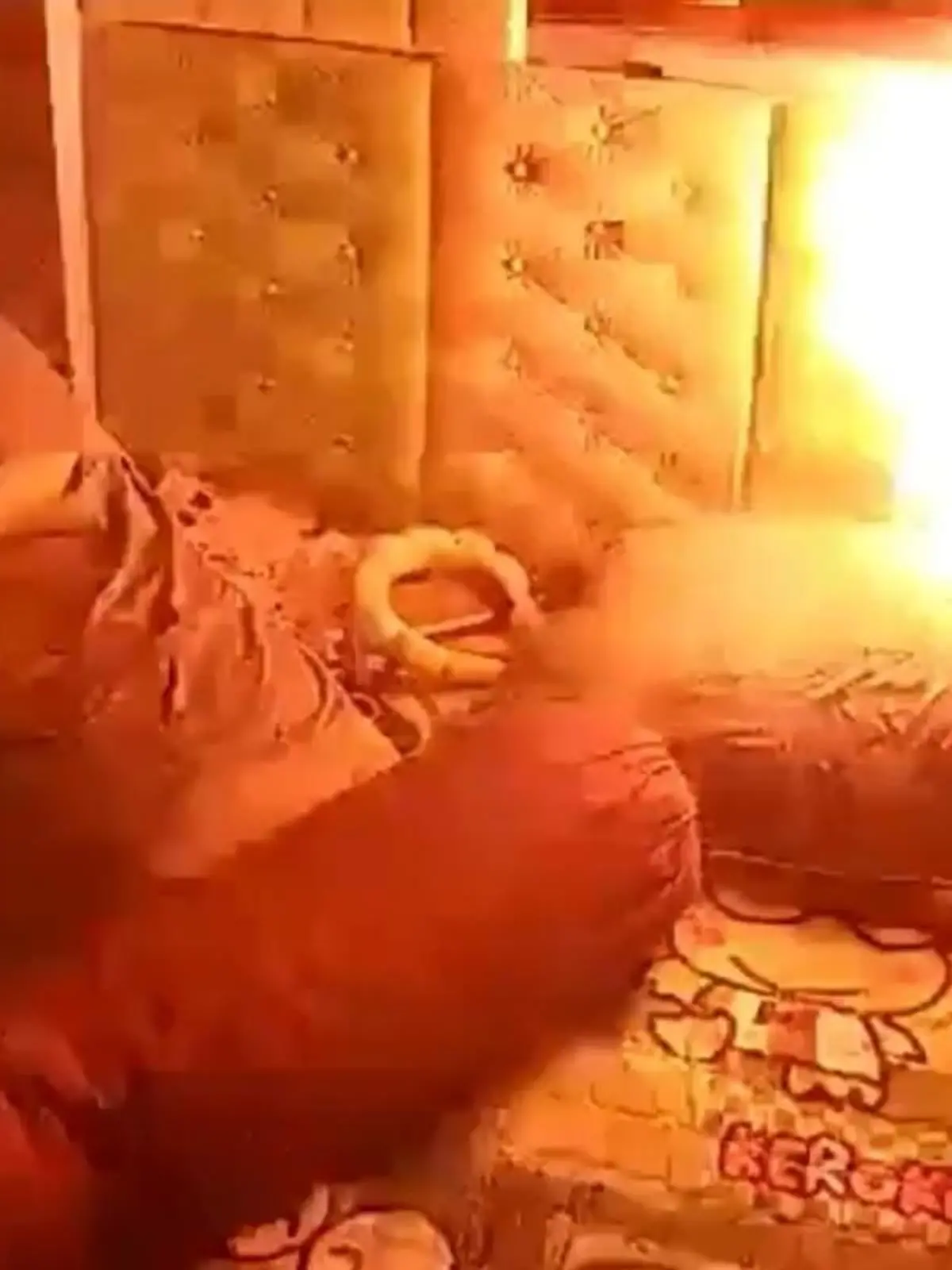 Bild zu: "Während Kinder schlafen! Powerbank explodiert neben Kopfkissen"