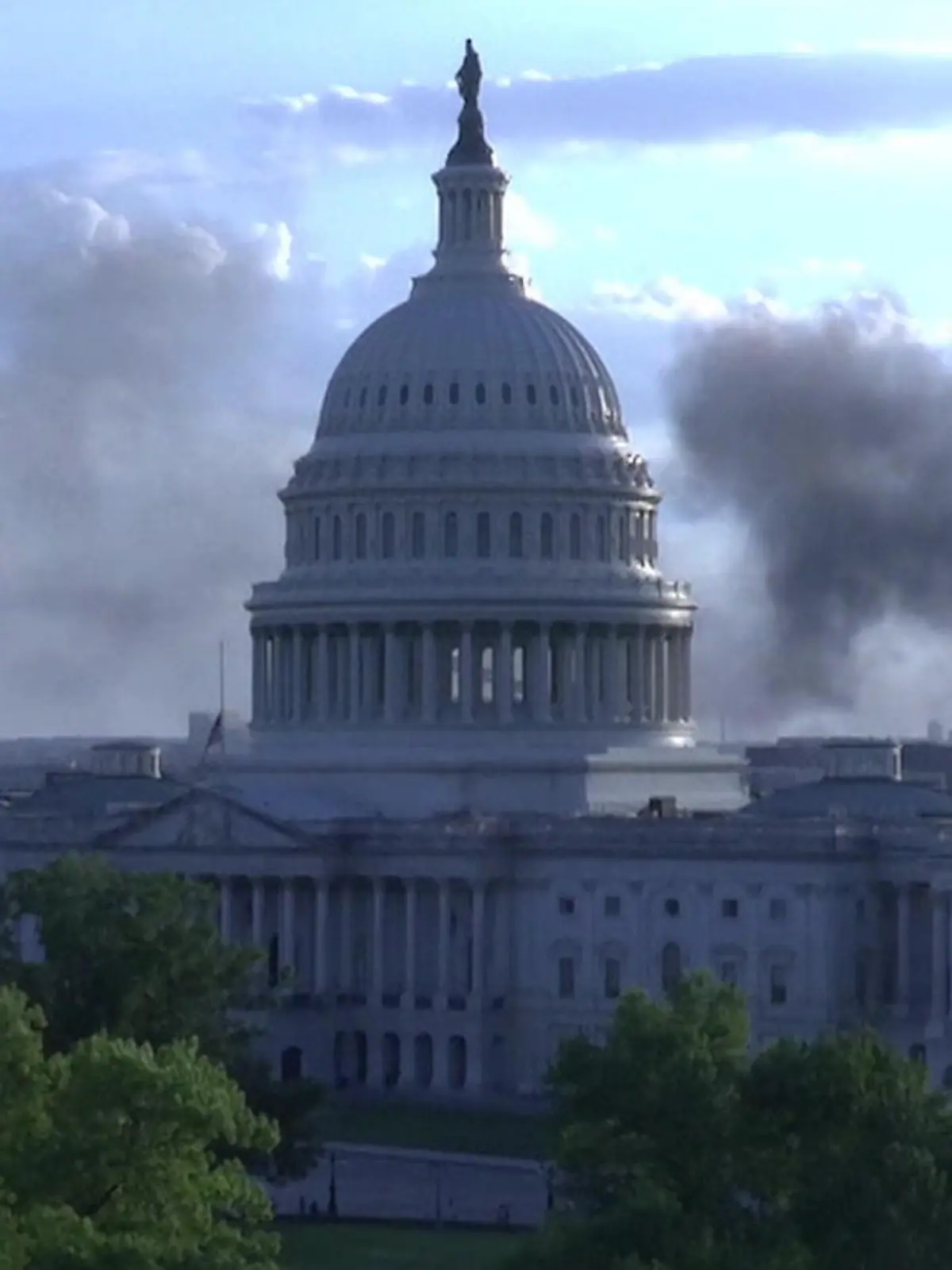 Bild zu: "Schockmoment am US-Kongress in Washington D.C. – riesige Rauchwolke hinterm Kapitol!"