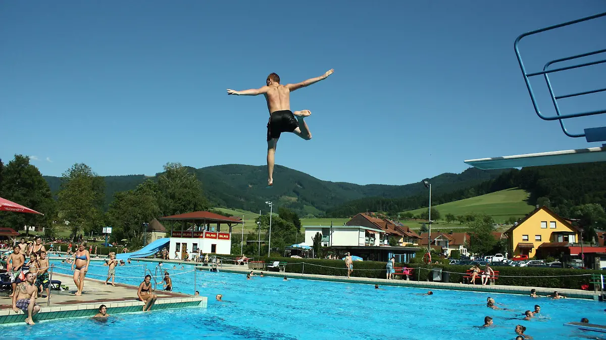  Themenbild - Badespass im Schwimmbad Elzach 09.06.2014 Badespass im Schwimmbad in Elzach/Schwarzwald , EPdfg