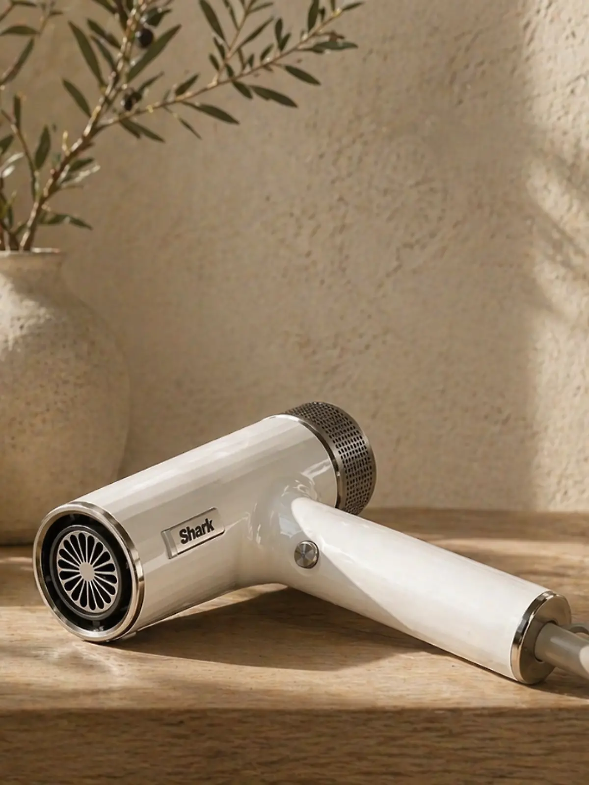 Shark Speedstyle Föhn in einem Badezimmer.