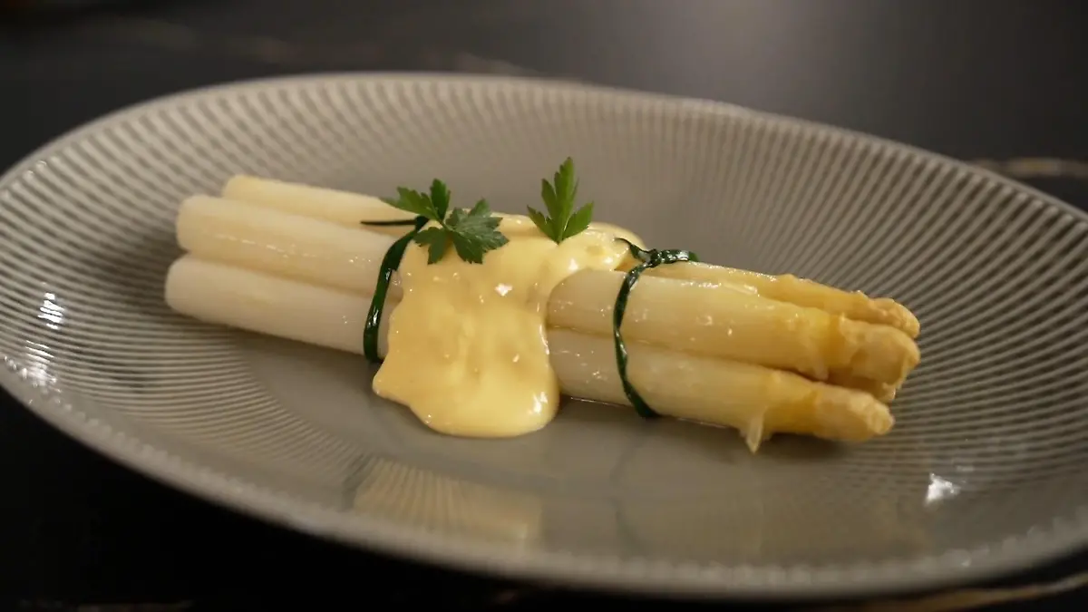 Es ist eine Eigenmarke! Diese Fertig-Hollandaise ist Nelson Müllers Favorit Spitzenkoch macht den Check