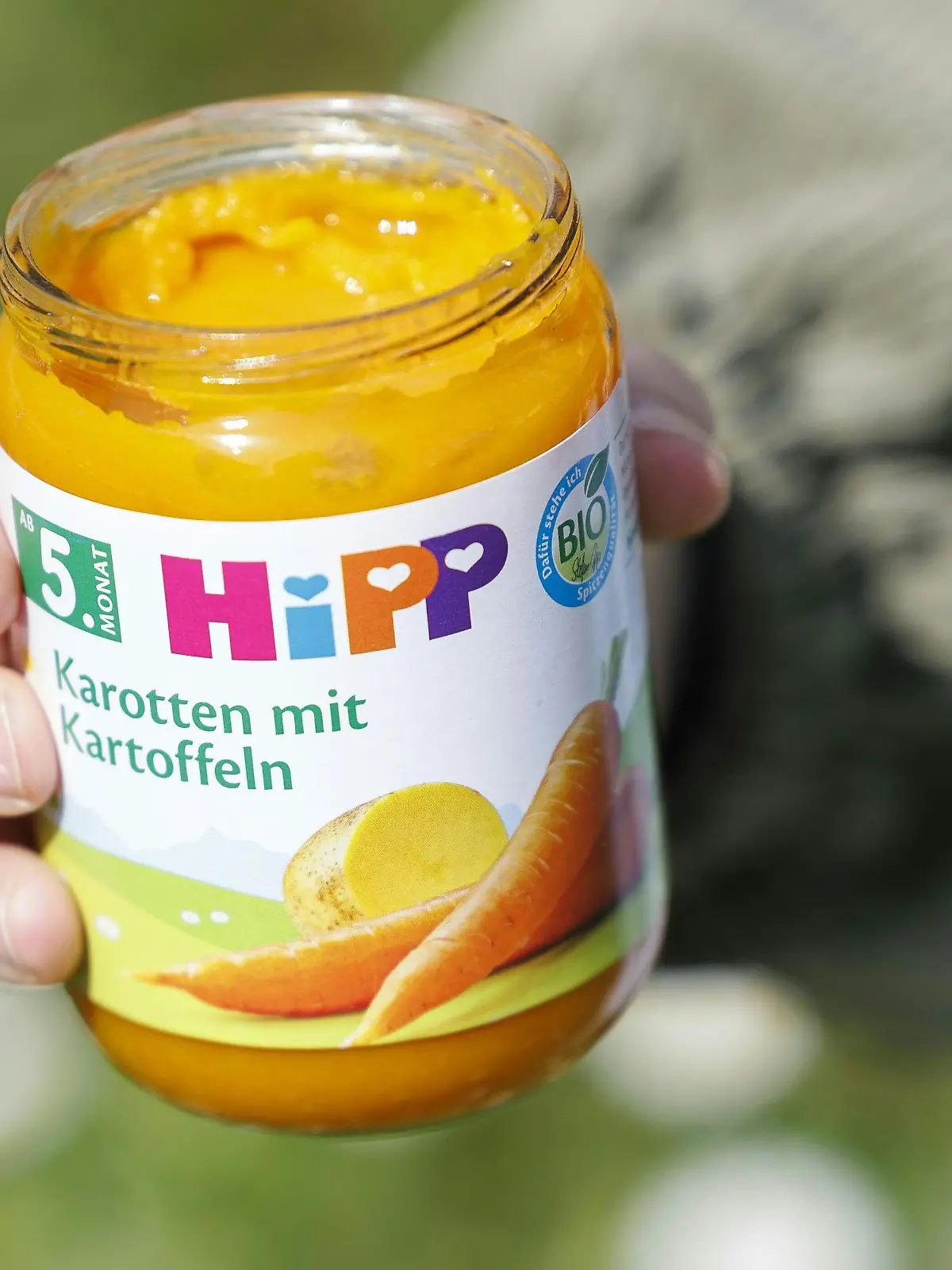 ABD0071_20260419 - EISENSTADT - ÖSTERREICH: ++ THEMENBILD ++ ZU APA0079 VOM 19.4.2026 - Ein Hipp-Babykostgläschen "Karotten mit Kartoffeln" aufgenommen am Sonntag, 19. April 2026, in Eisenstadt. Im Fall um mögliche Erpressung mit vergifteten Babykostgläschen von Hipp dürfte ein zweites manipuliertes Behältnis im Burgenland gekauft worden sein. - FOTO: APA/TOBIAS STEINMAURER - 20260419_PD2566