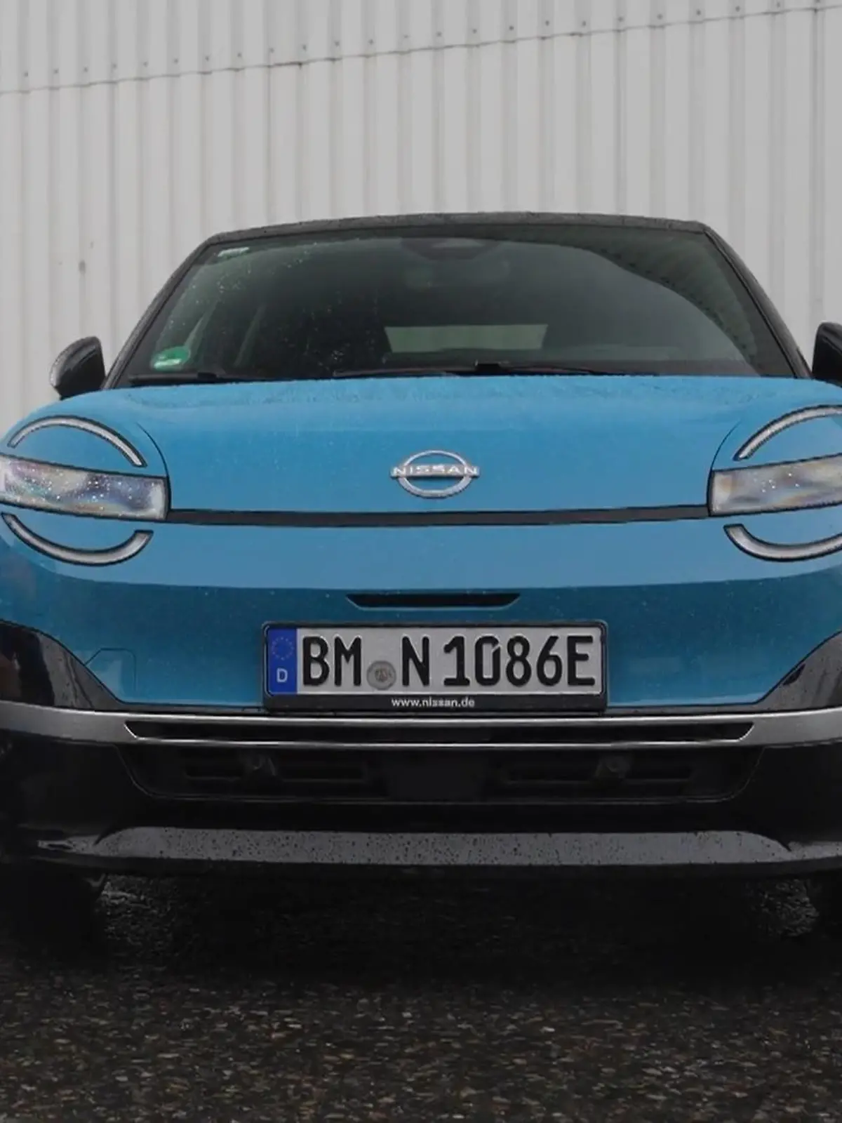 auto mobil: Tester Andreas Jancke hockt neben dem neuen Nissan Micra