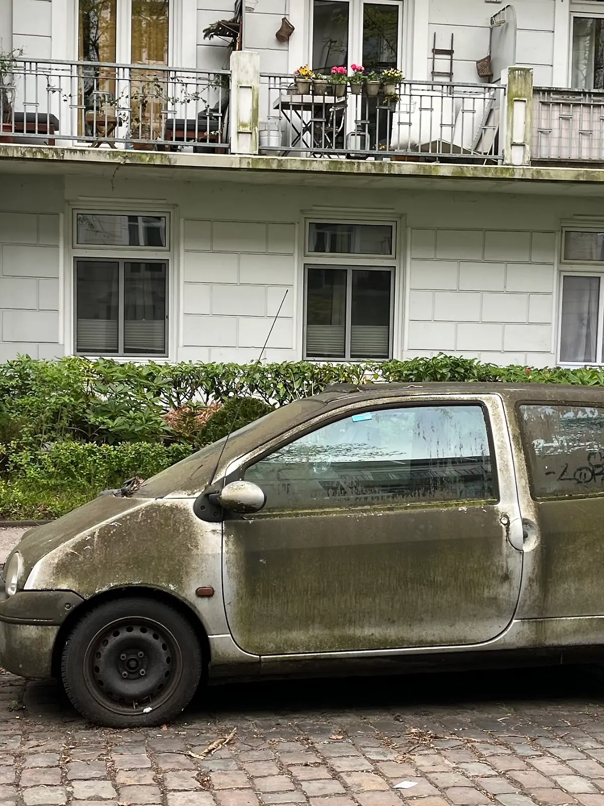 Bild zu: "Geisterwagen gammelt vor sich hin"