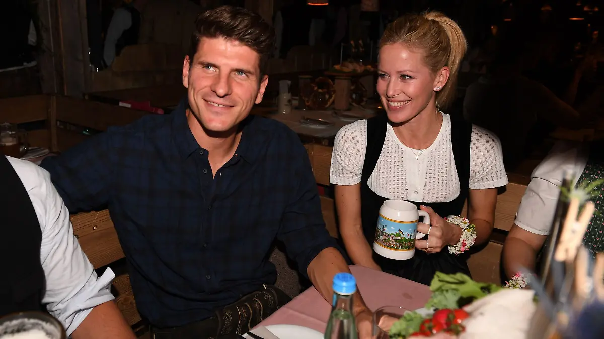 Mario Gomez und seine Frau Carina (r) sind inzwischen getrennt. (Archivbild)