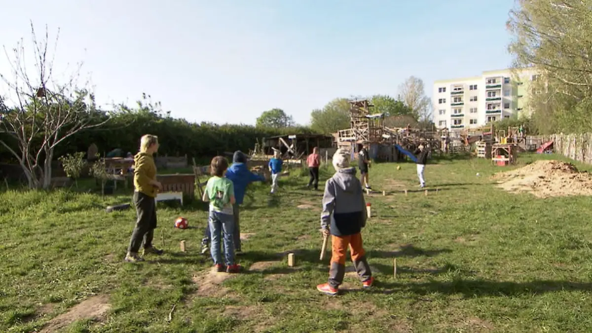 Anwohner klagen über Lärm weil Kinder auf Bauspielplatz bauen und hämmern Bauspielplatz in Leipzig sorgt für Streit