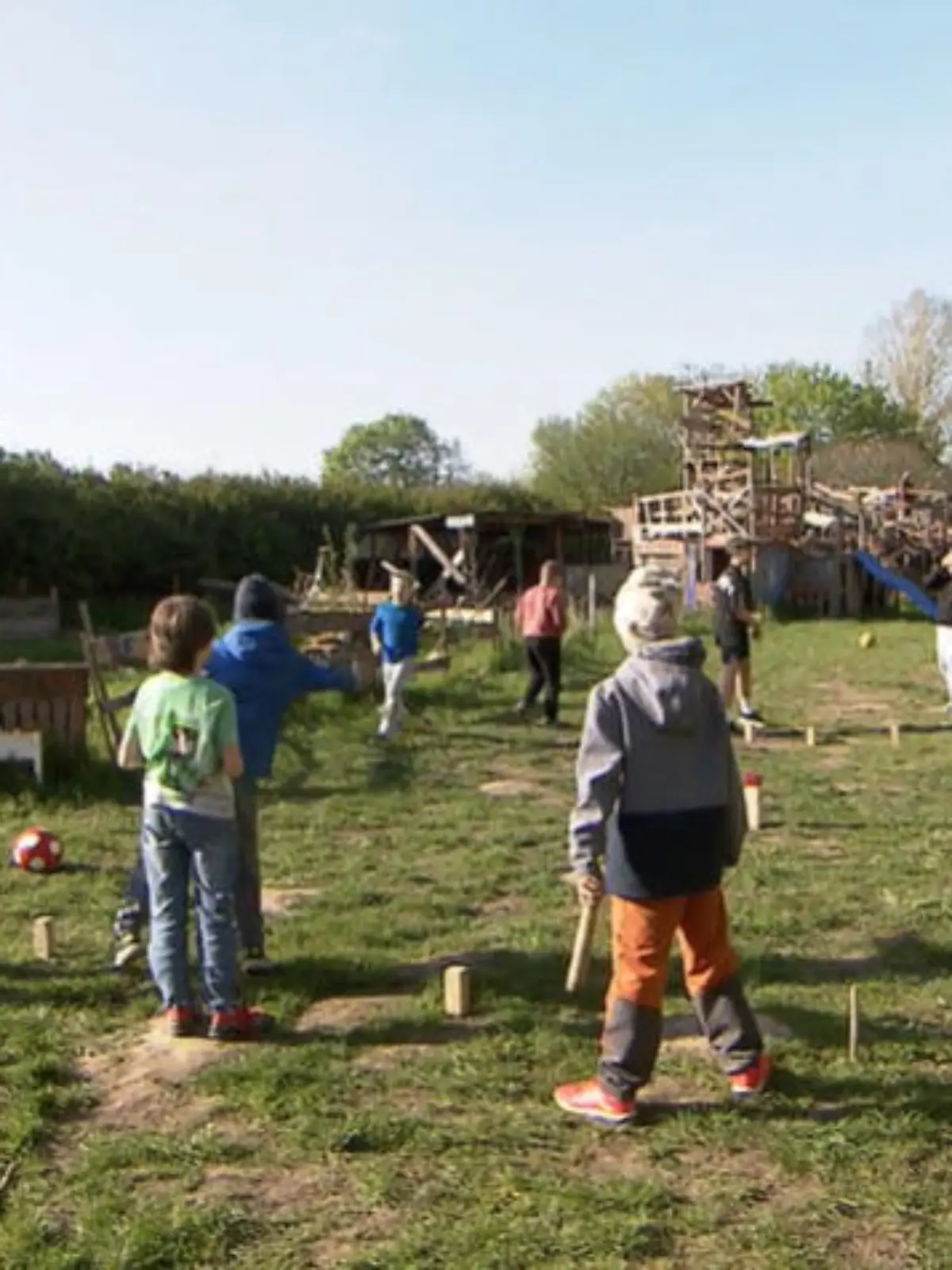 Bild zu: "Anwohner klagen über Lärm weil Kinder auf Bauspielplatz bauen und hämmern"