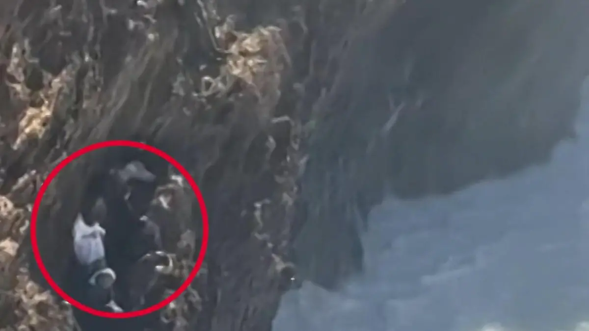 An steiler Klippe gefangen! Großfamilie mit Kindern sitzt nach Spaziergang in der Falle Plötzlich kommt die Flut