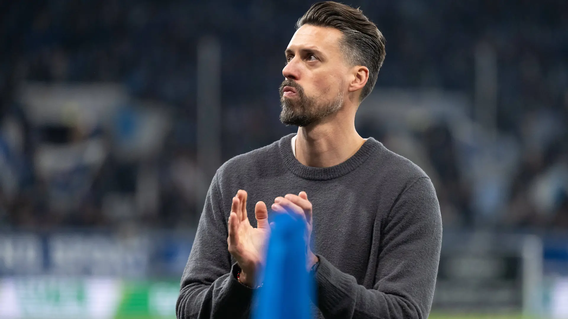 Nach Spielende Entaeuschung, frust bei Sandro Wagner FC Augsburg, Cheftrainer, Trainer, Bedankt sich bei den mitgereisten Fans. GER, TSG 1899 Hoffenheim vs. FC Augsburg, Fussball, Herren, 1. Bundesliga, 12. Spieltag, Spielzeit 2025/2026, 29.11.2025, DFL/DFB REGULATIONS PROHIBIT ANY USE OF PHOTOGRAPHS AS IMAGE SEQUENCES AND/OR QUASI-VIDEO, GER, TSG 1899 Hoffenheim vs. FC Augsburg, Fussball, Herren, 1. Bundesliga, 12. Spieltag, Spielzeit 2025/2026, 29.11.2025 Sinsheim *** After the match disappointment, frustration at Sandro Wagner FC Augsburg, Head Coach, Coach , Thanks the fans GER, TSG 1899 Hoffenheim vs FC Augsburg, Football, Men, 1 Bundesliga, Matchday 12, Season 2025 2026, 29 11 2025, DFL DFB REGULATES PROHIBIT ANY USE OF PHOTOGRAPHS AS IMAGE SEQUENCES AND OR QUASI VIDEO, GER, TSG 1899 Hoffenheim vs FC Augsburg, Football, Men, 1 Bundesliga, Matchday 12, Season 2025 2026, 29 11 2025 Sinsheim Copyright: xEibner-Pressefoto/WolfgangxFrankx EP_WFK