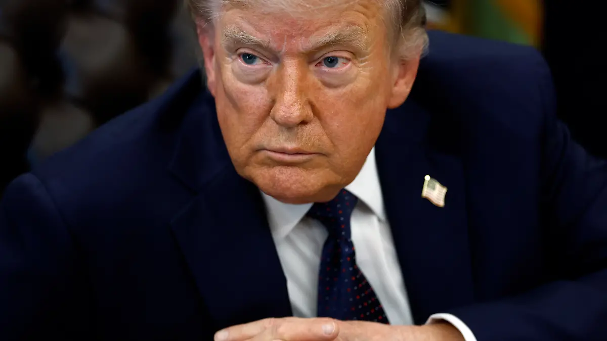 United States President Donald J Trump responds to a question from the news media during a Health Care Affordability event in the Oval Office at the White House. Washington, DC, USA, 23 April 2026.