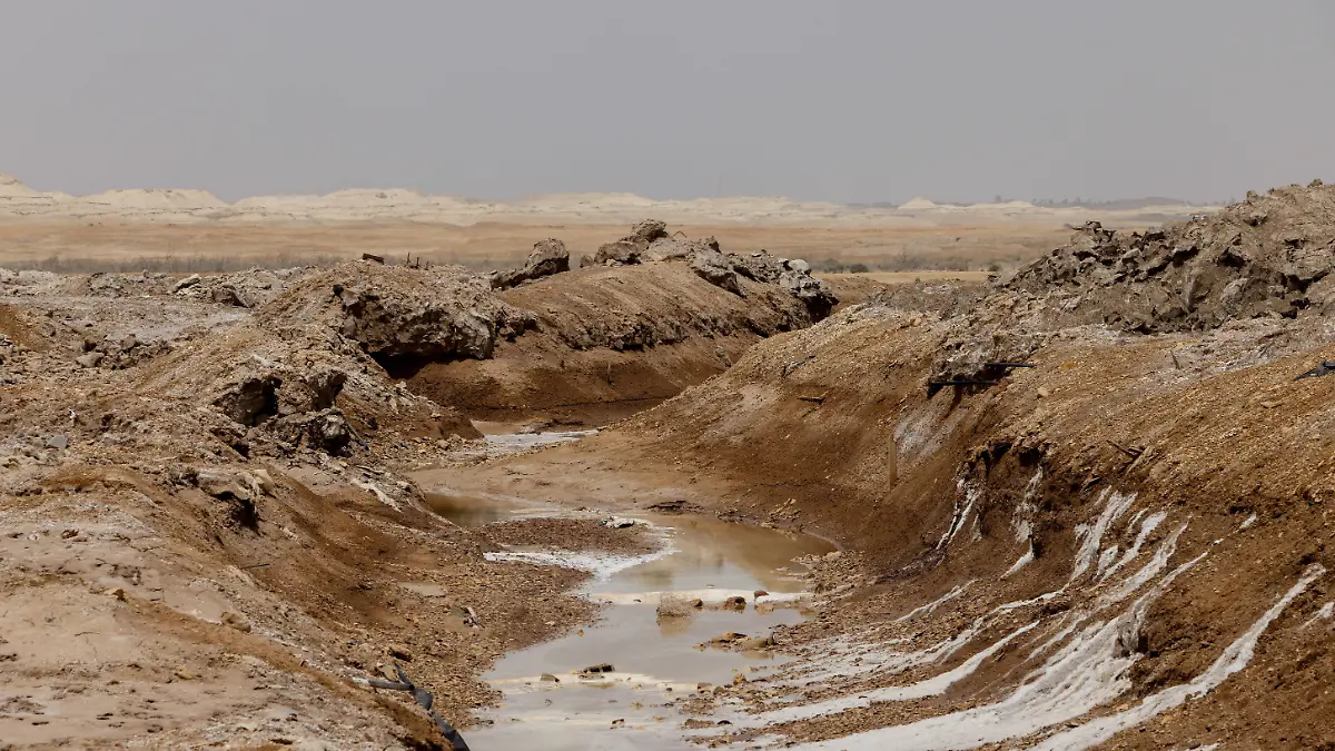 A view shows an eroded channel with residual water near the Dead Sea in Kalia, West Bank on April 19, 2026. Water diversion from the Jordan River and mineral extraction activities have contributed to the decline in water levels.//MIDDLEEASTIMAGES_MEI-PSE-SB-NDSWB-20260419-015/Credit:Simon Beni/MEI/SIPA/2604220859