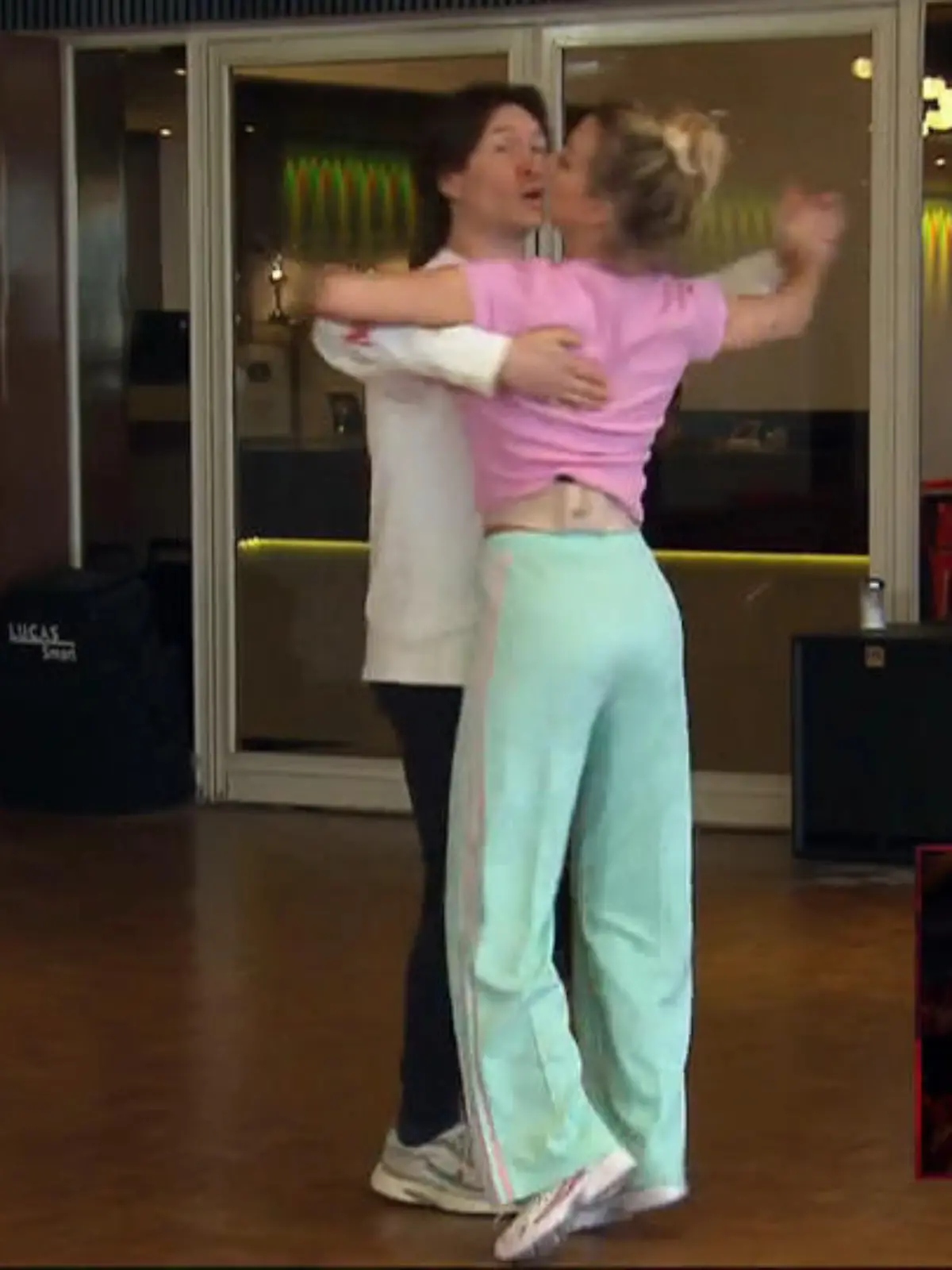 Bild zu: "Iconic Wiener Walzer: Anna-Carina kämpft bei Evgeny mit den Drehungen im Training"