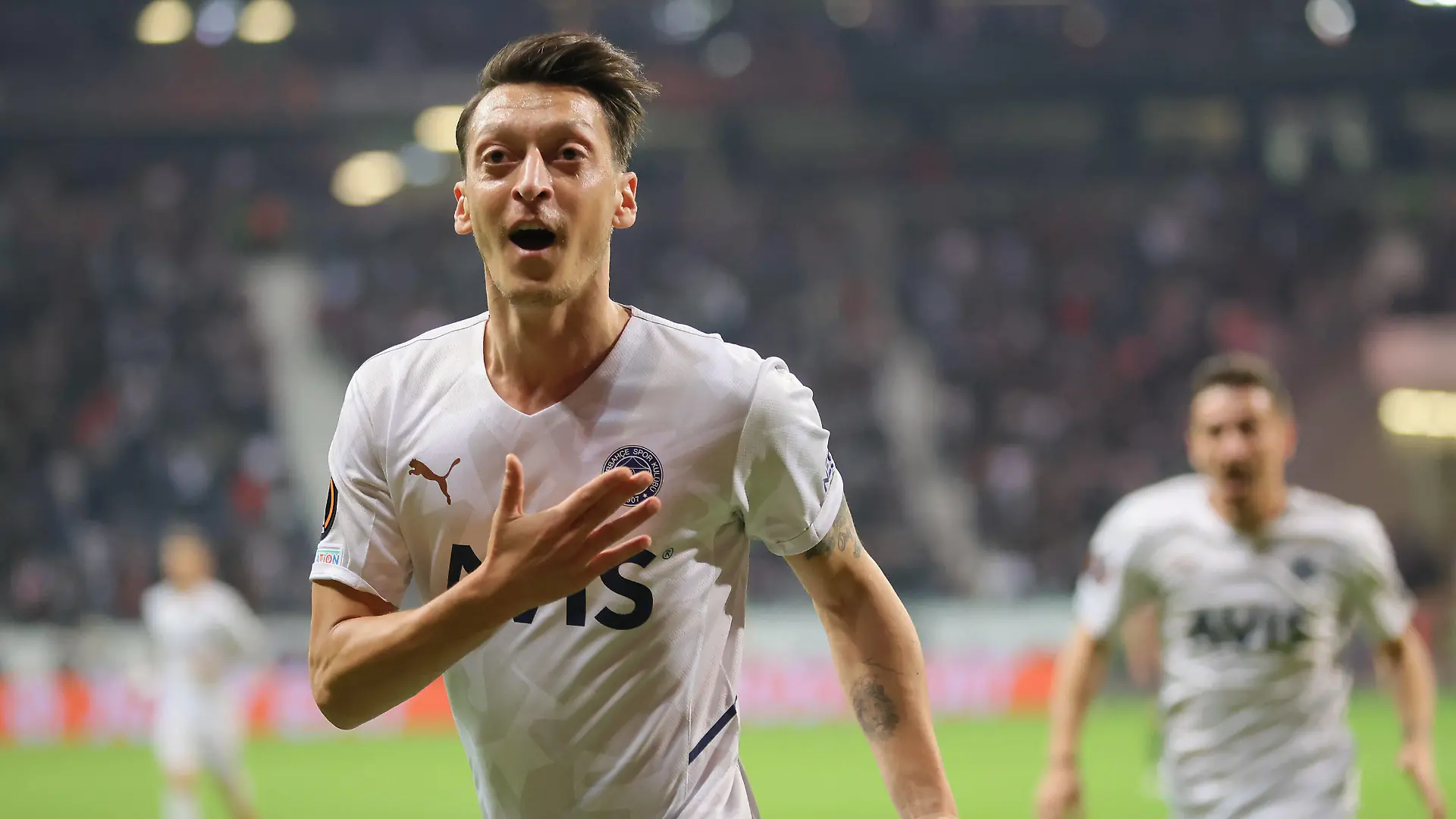 Eintracht Frankfurt - Fenerbahce SK, UEFA Europa League Tor für Fenerbahce zum 0:1 durch Mesut Özil Fenerbahce SK, 10. Spiel der UEFA Europa League zwischen Eintracht Frankfurt und Fenerbahce SK am 16. September 2021 im Deutsche Bank Park in Frankfurt am Main., Frankfurt am Main Hessen Deutschland Deutsche Bank Park *** Eintracht Frankfurt Fenerbahce SK, UEFA Europa League Goal for Fenerbahce to 0 1 by Mesut Özil Fenerbahce SK, 10 match of UEFA Europa League between Eintracht Frankfurt and Fenerbahce SK on 16 September 2021 at Deutsche Bank Park in Frankfurt am Main , Frankfurt am Main Hesse Germany Deutsche Bank Park