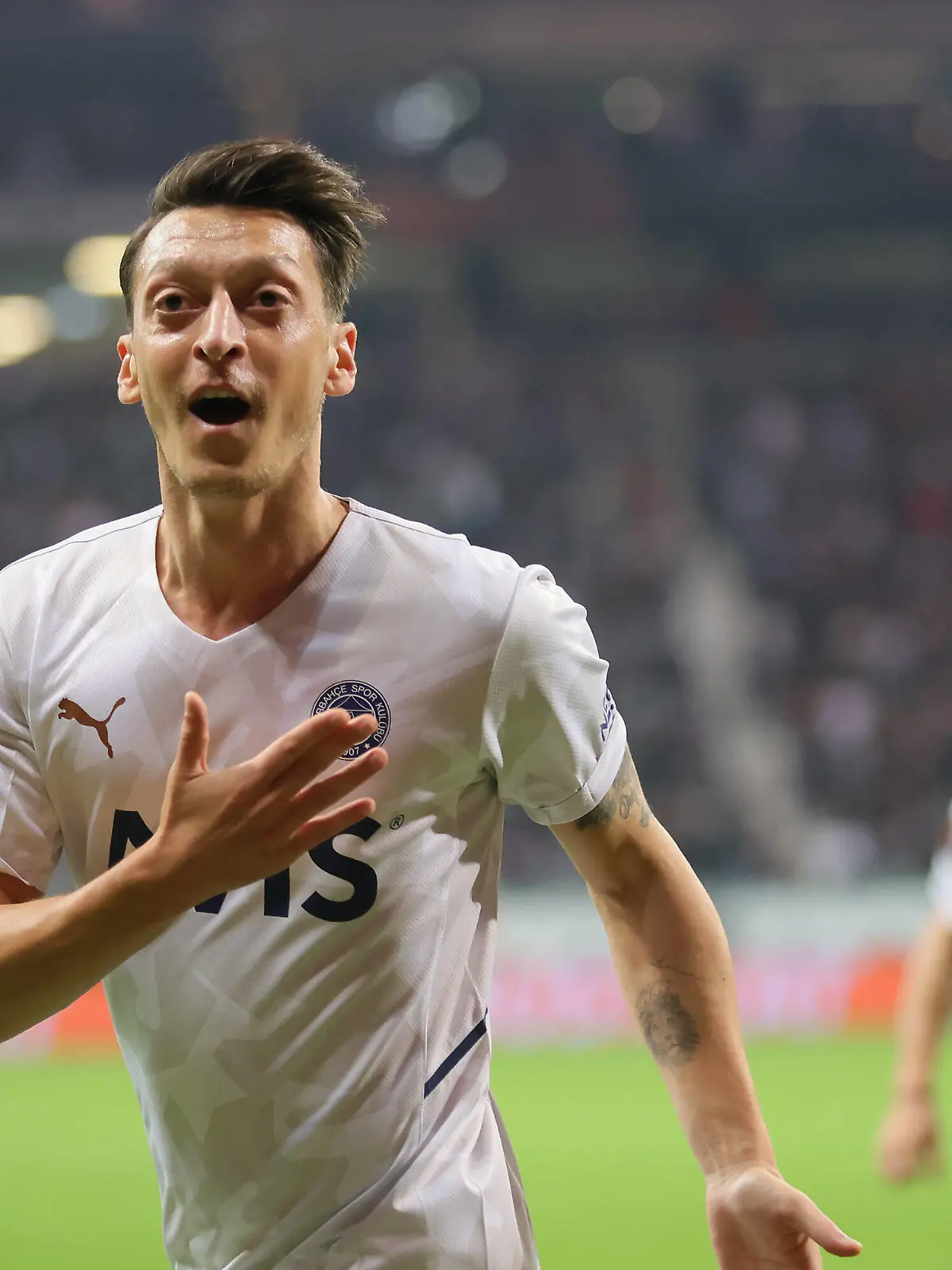  Eintracht Frankfurt - Fenerbahce SK, UEFA Europa League Tor für Fenerbahce zum 0:1 durch Mesut Özil Fenerbahce SK, 10. Spiel der UEFA Europa League zwischen Eintracht Frankfurt und Fenerbahce SK am 16. September 2021 im Deutsche Bank Park in Frankfurt am Main., Frankfurt am Main Hessen Deutschland Deutsche Bank Park *** Eintracht Frankfurt Fenerbahce SK, UEFA Europa League Goal for Fenerbahce to 0 1 by Mesut Özil Fenerbahce SK, 10 match of UEFA Europa League between Eintracht Frankfurt and Fenerbahce SK on 16 September 2021 at Deutsche Bank Park in Frankfurt am Main , Frankfurt am Main Hesse Germany Deutsche Bank Park