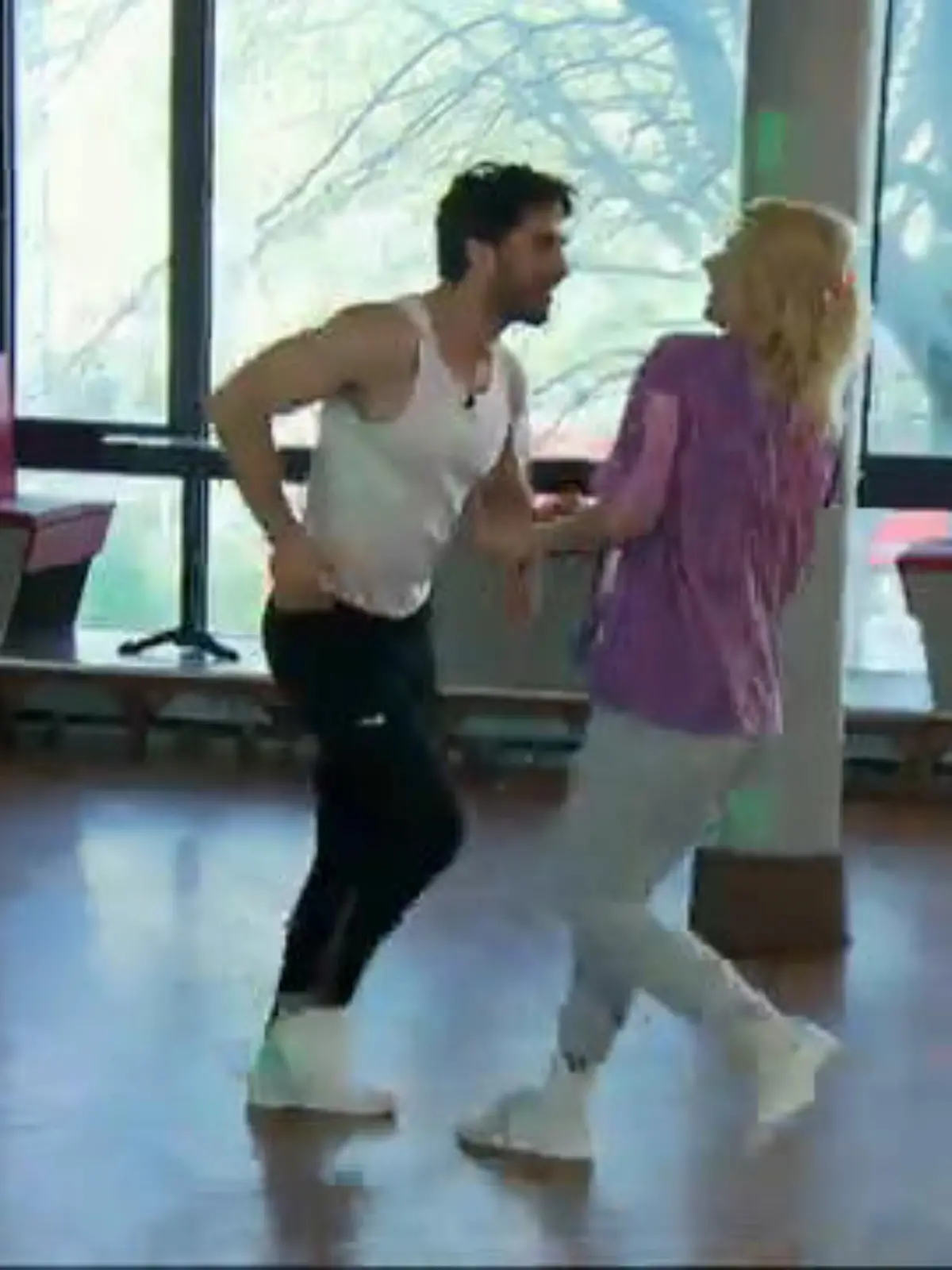 Bild zu: "Discofox-Marathon: Acht Songs, jede Minute ein Aus – wer hält am längsten durch?"