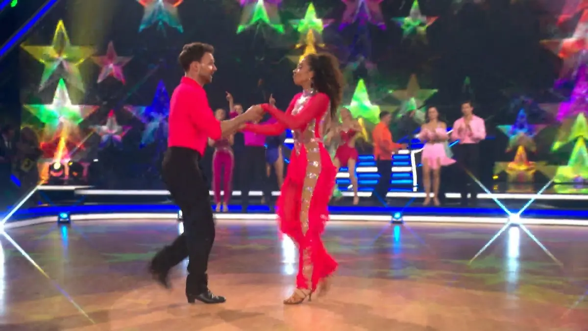 Nadja Benaissa sichert sich den Titel Discofox-Wahnsinn bei „Let’s Dance“